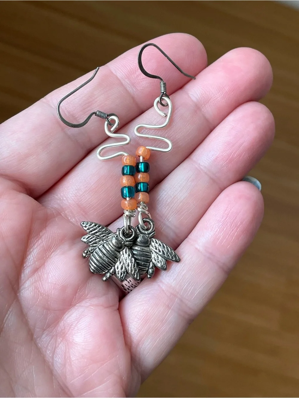 Cute silvertone & beaded dangly bee earrings wilderkind garden summer